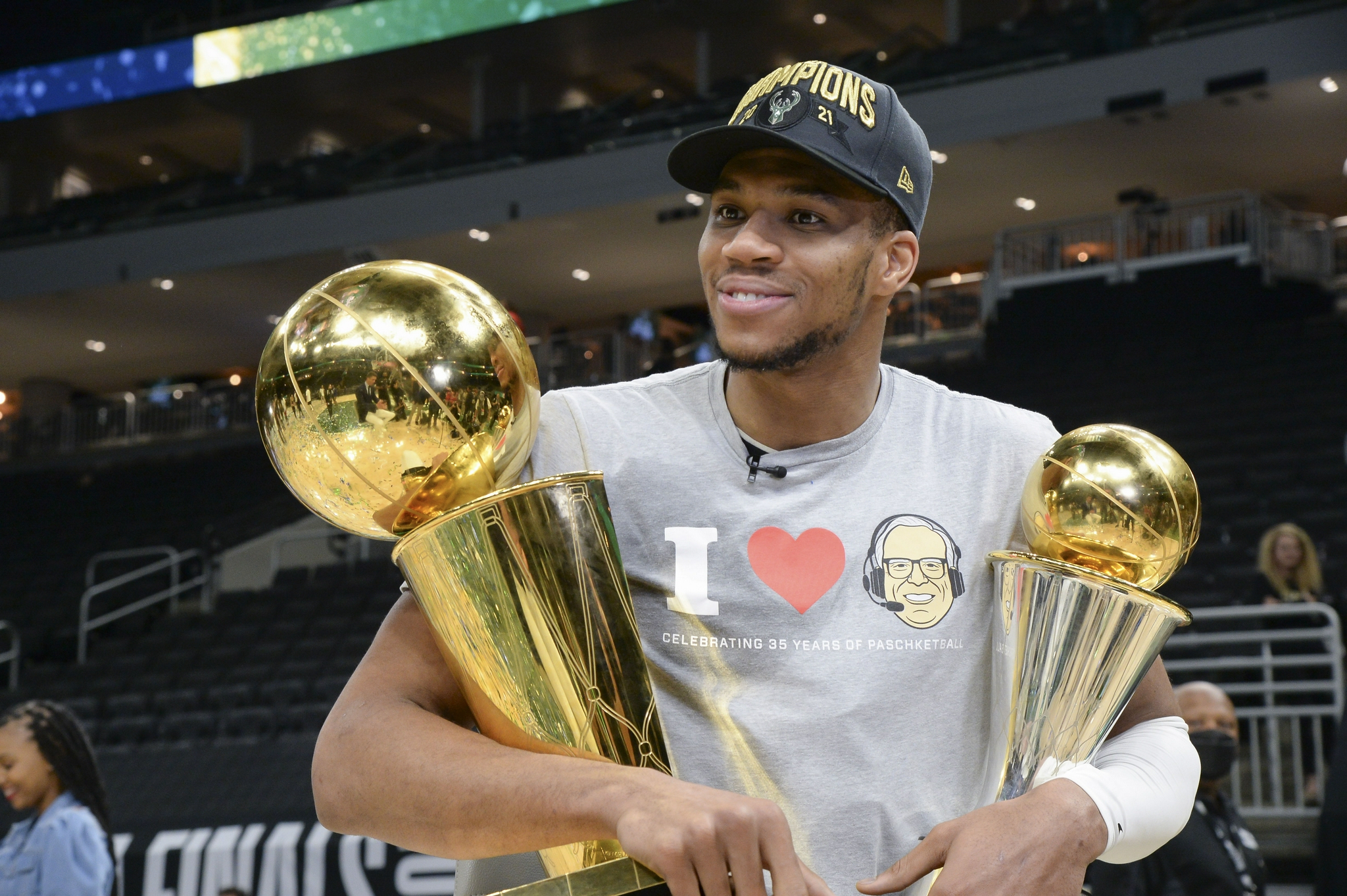 字母哥意外战胜德国队，表现优异引爆全场！-爱游戏服务